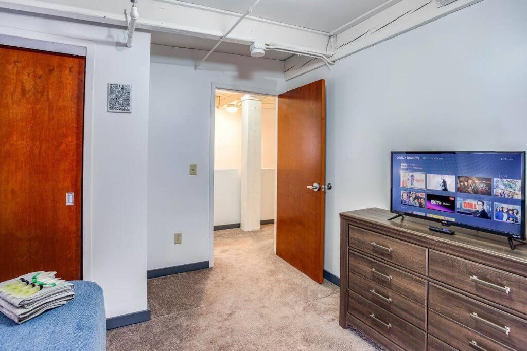 Centric Modern Loft W/ King Beds & Smart Gametable Villa Rochester Ngoại thất bức ảnh