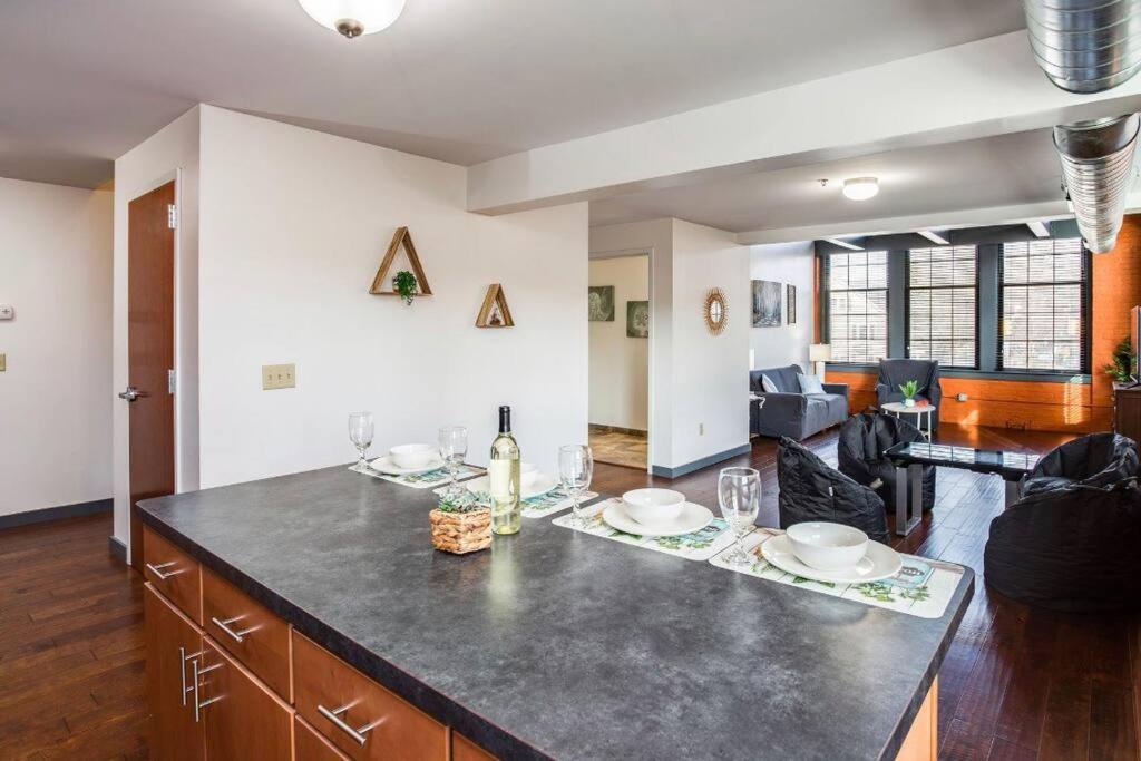 Centric Modern Loft W/ King Beds & Smart Gametable Villa Rochester Ngoại thất bức ảnh